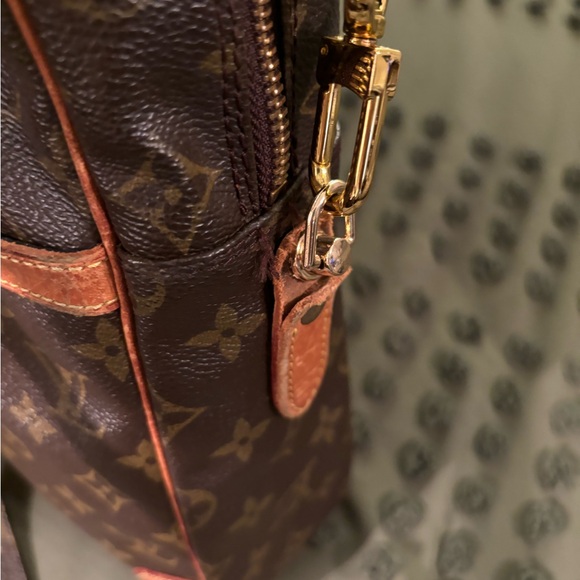 Louis Vuitton Dunube Crossbody - Picture 14 of 14